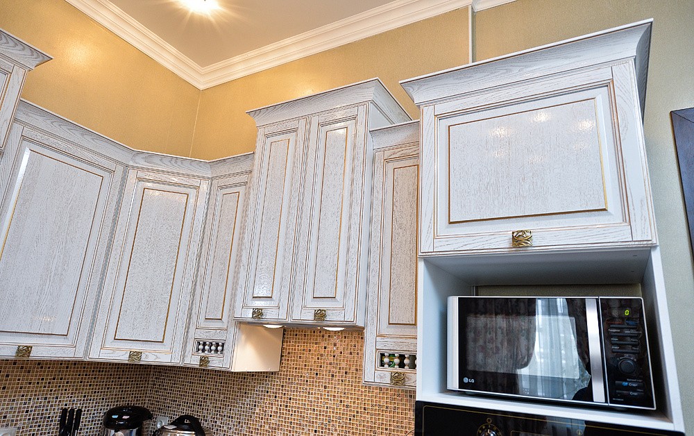 Кухня Виконт белый с золотой патиной