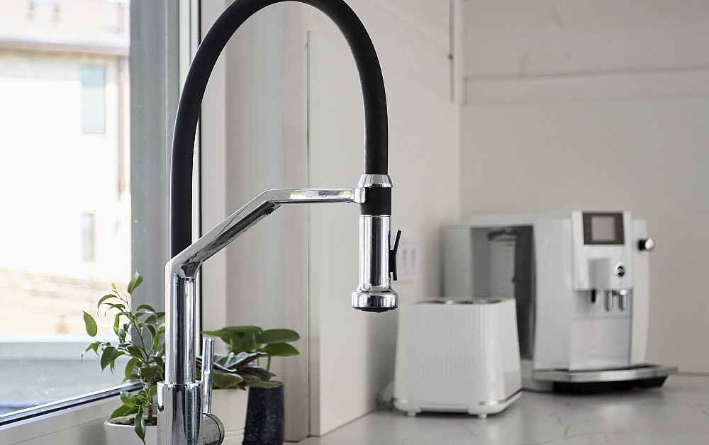 Бело-синяя кухня для гонщика Никиты Шикова