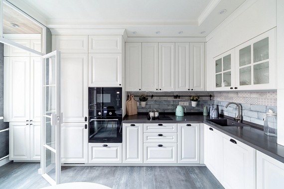 Угловые белые классические кухни