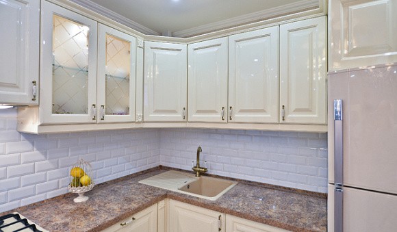 Светлая кухня в Сочи