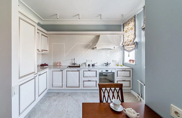 Угловые белые классические кухни