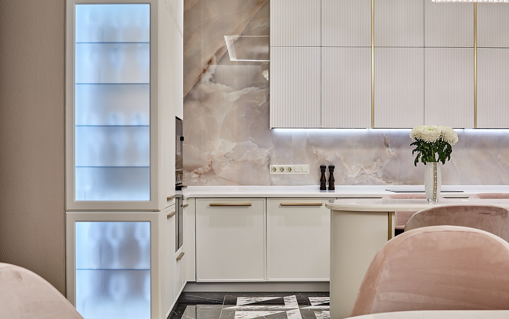 Пудрово-белоснежная П-образная кухня